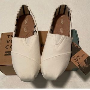 TOMS NWT Sz 8 White